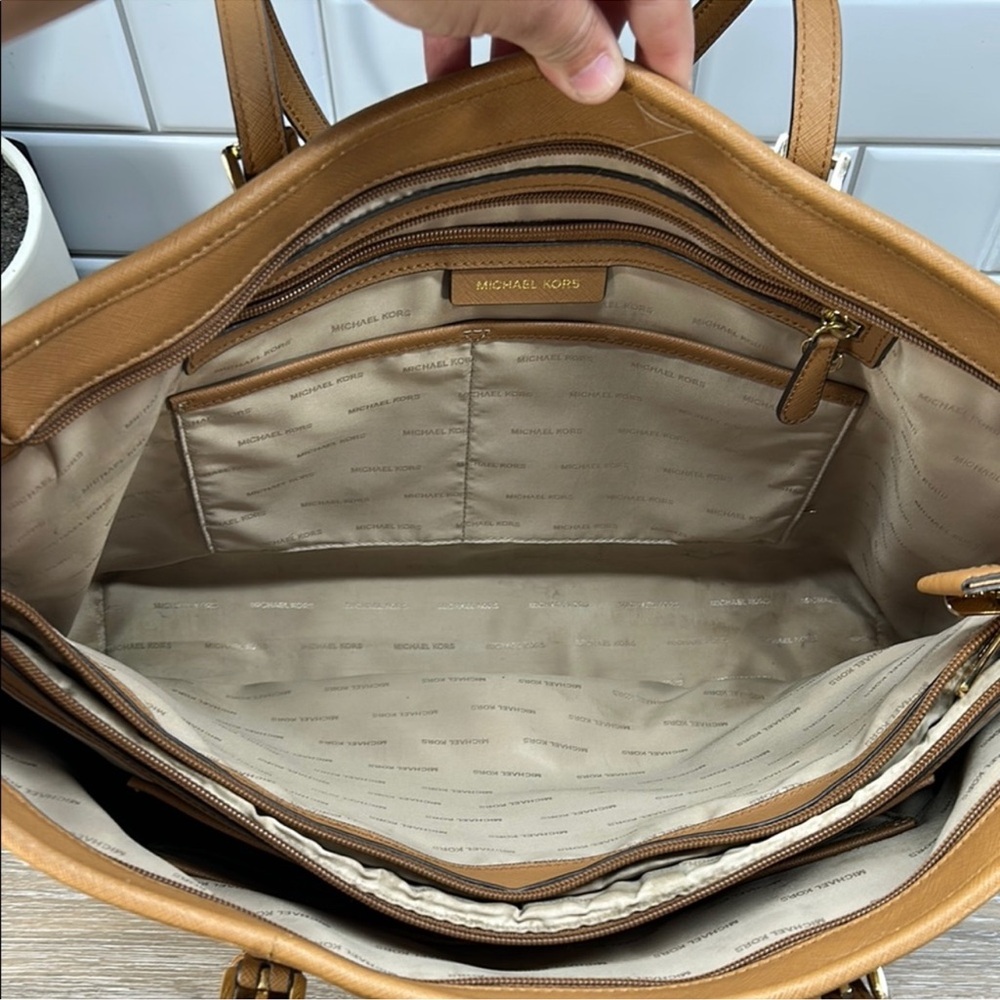 Michael Kors Jet Set Zip Top Tote Bag! Preowned!! - Picture 4 of 12